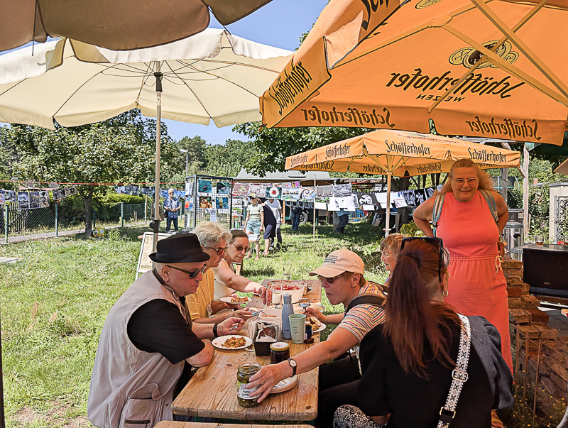 20260725 Fotoausstellung auf Leinen Besucher 6