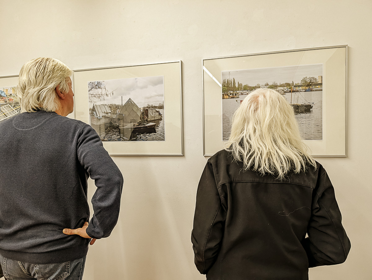 20250122 Vernissage Schiffsnomaden von Reiner Slotta Portrait EH 9