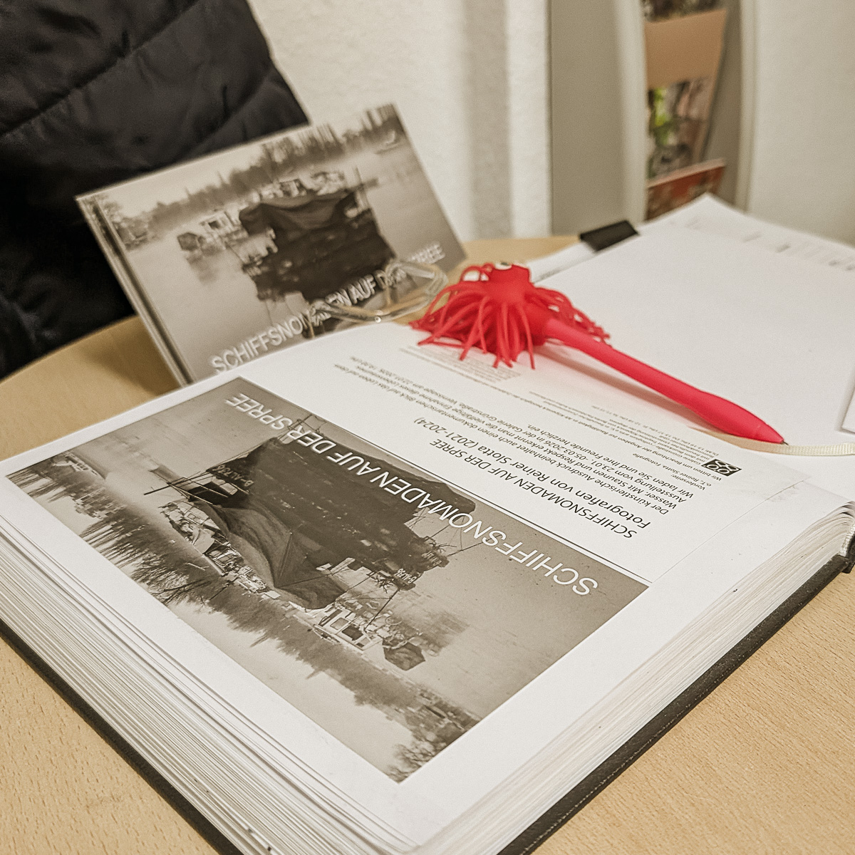 20250122 Vernissage Schiffsnomaden von Reiner Slotta Portrait EH